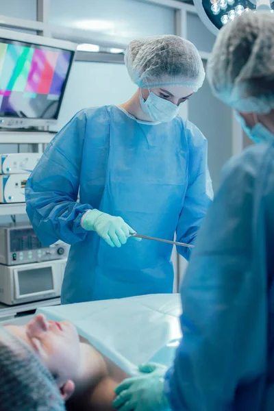 Professional Doctors Conducting Operation Surgery Theatre Modern Equipment — Stock Photo, Image