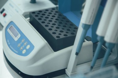 Uzun kuluçka süreci ve manuel pipetler için kuru bir bloğun termostatını kapat.