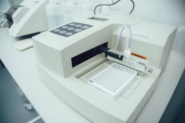 Laboratuvar ekipmanlarını kapatın. Yanında kimse olmadan mikro bulaşık makinası kullanılabilir.