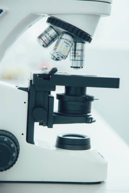 Bir laboratuvar mikroskobunun burun kısmında dört amacı vardır.