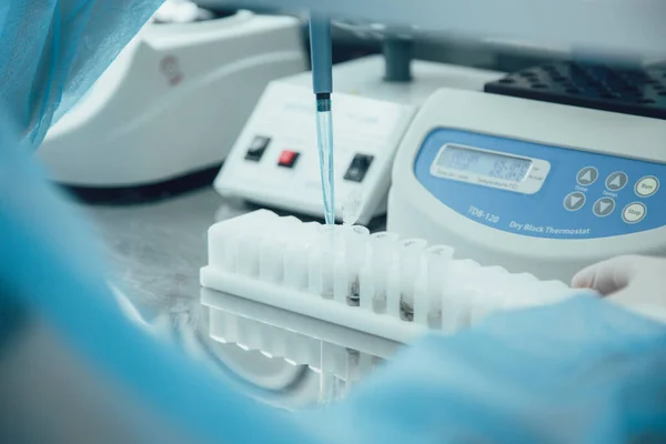 Close Raw Micro Tubes Rack Hand Specialist Putting Pipette Them — Stock Photo, Image