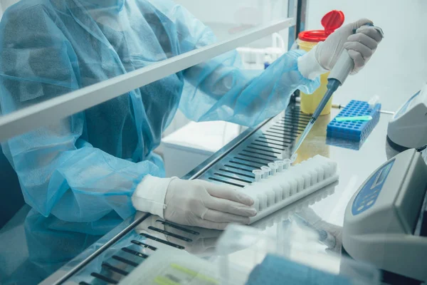 Lab Technician Using Manual Pipette While Dropping Liquids Micro Tubes — Stock Photo, Image