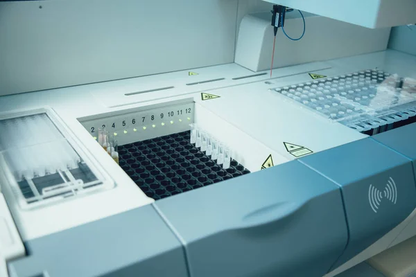 Kesin tanı için laboratuvar ekipmanları. İçinde test tüpleri olan modern immünokimya analizcisi.