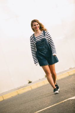 Sokakta güzel bir kadın portresi.