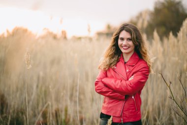 Sokakta güzel bir kadın portresi.