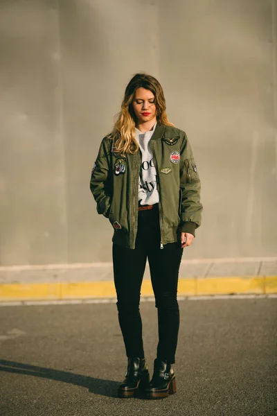 Portrait of a cool woman on the street. — Stock Photo, Image