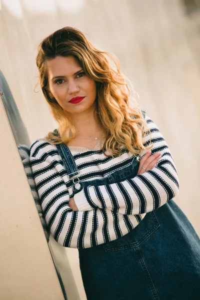 Portrait of a cool woman on the street. — Stock Photo, Image