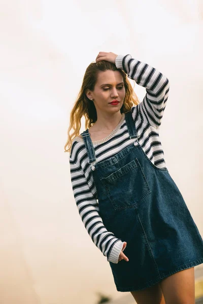 Porträt einer coolen Frau auf der Straße. — Stockfoto