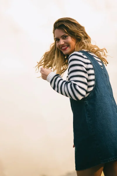 Portrait of a cool woman on the street. — Stock Photo, Image