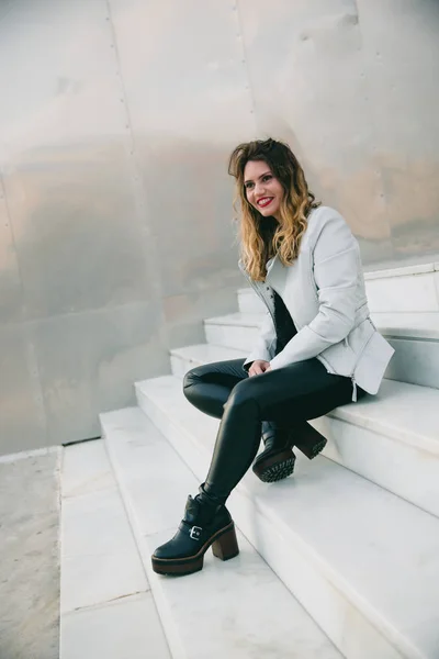 Retrato de una mujer guay en la calle . — Foto de Stock