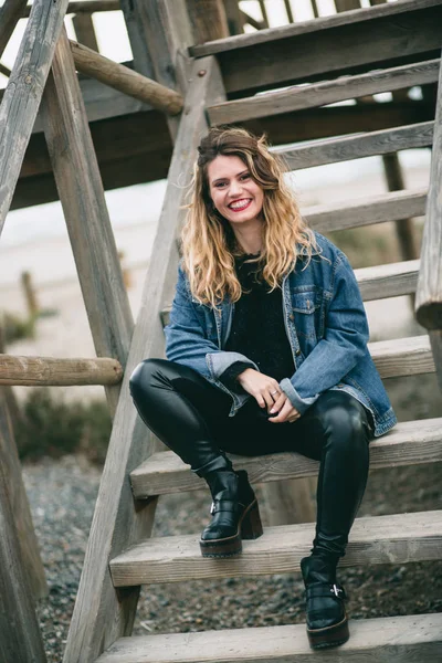 Portrait of a cool woman on the street. — Stock Photo, Image