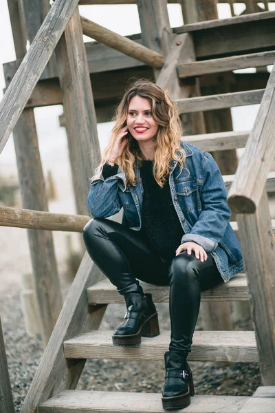 Portrait of a cool woman on the street. — Stock Photo, Image