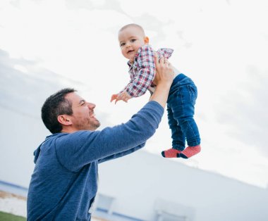 onun bebekle oynarken mutlu baba