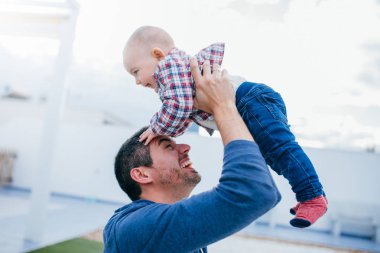 onun bebekle oynarken mutlu baba