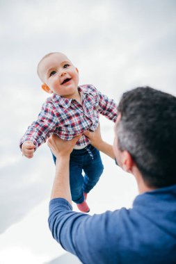 onun bebekle oynarken mutlu baba