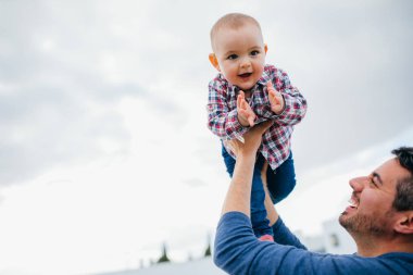 onun bebekle oynarken mutlu baba