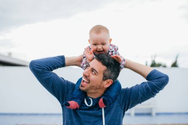 onun bebekle oynarken mutlu baba