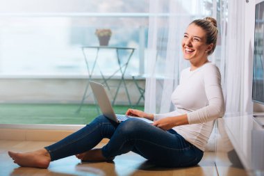 gülümseyen yalınayak kadın h arıyorsunuz katta oturan rahat