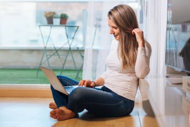 gülümseyen yalınayak kadın h arıyorsunuz katta oturan rahat