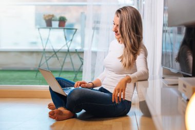 gülümseyen yalınayak kadın h arıyorsunuz katta oturan rahat