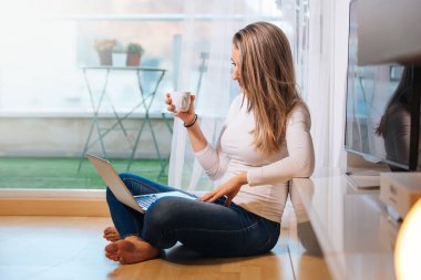 gülümseyen yalınayak kadın h arıyorsunuz katta oturan rahat