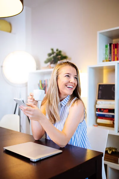 Sonriente joven mujer relajada en su descanso de café en la oficina — Foto de Stock