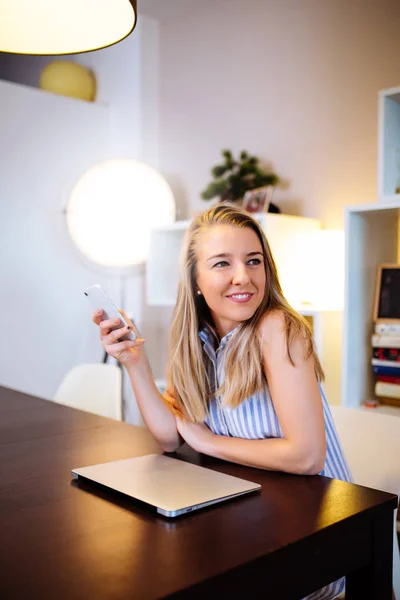 Sonriente joven mujer relajada en su descanso de café en la oficina — Foto de Stock