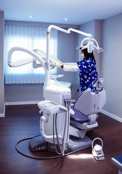 Dentista en su consultorio —  Fotos de Stock