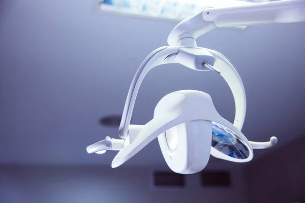 Lámpara en la oficina del dentista —  Fotos de Stock