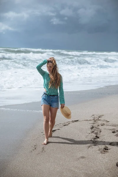 Happy woman walking on the beach — Stock Photo, Image