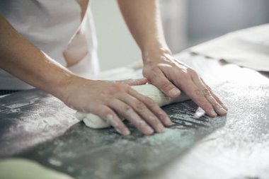 Baker ekmek hazırlanıyor. Hamur yoğurma elinde kapatın. Fırın ekmek üreticileri 