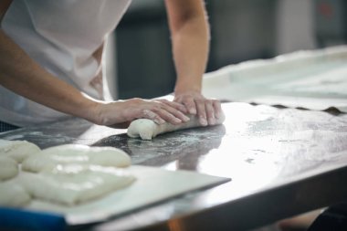 Baker ekmek hazırlanıyor. Hamur yoğurma elinde kapatın. Fırın ekmek üreticileri 