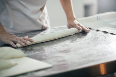 Baker ekmek hazırlanıyor. Hamur yoğurma elinde kapatın. Fırın ekmek üreticileri 