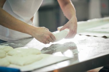 Baker ekmek hazırlanıyor. Hamur yoğurma elinde kapatın. Fırın ekmek üreticileri 