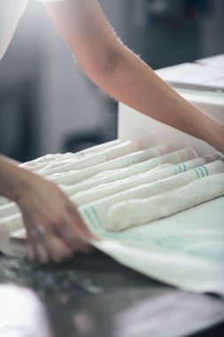 Baker ekmek hazırlanıyor. Hamur yoğurma elinde kapatın. Fırın ekmek üreticileri 