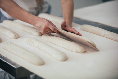 Baker ekmek hazırlanıyor. Hamur yoğurma elinde kapatın. Fırın ekmek üreticileri 