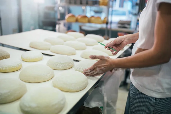 Bäcker bereitet Brot zu. Nahaufnahme von Händen, die Teig kneten. Bäckerei — Stockfoto
