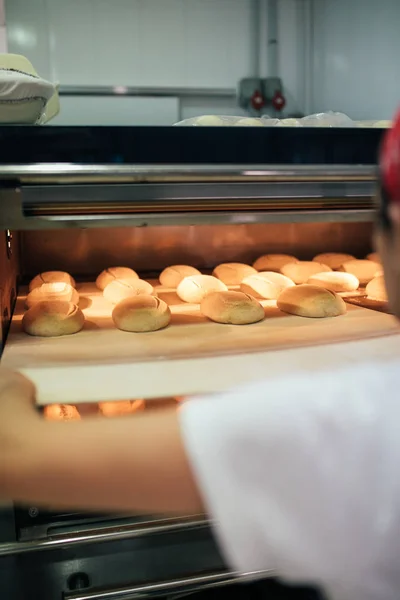 Baker haciendo pan en una panadería. Concepto de panadería . —  Fotos de Stock