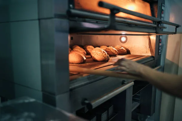 Baker haciendo pan en una panadería. Concepto de panadería . —  Fotos de Stock