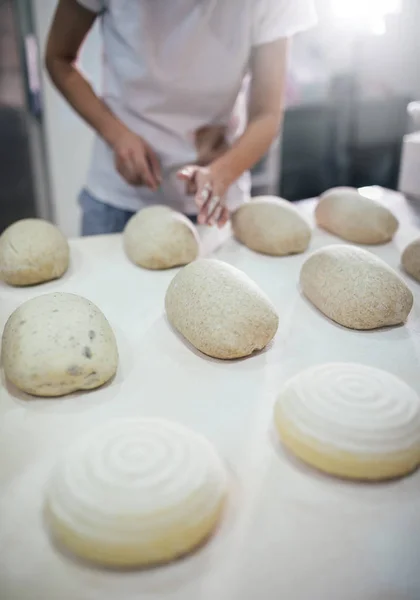 Készül a kenyér Baker. Zár-megjelöl-ból kezek dagasztása tésztát. Pékség — Stock Fotó