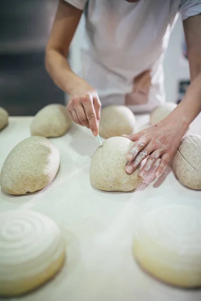 Készül a kenyér Baker. Zár-megjelöl-ból kezek dagasztása tésztát. Pékség — Stock Fotó