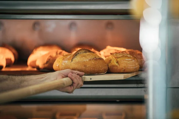 Baker haciendo pan en una panadería. Concepto de panadería . — Foto de Stock