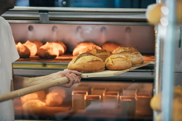 Baker haciendo pan en una panadería. Concepto de panadería . —  Fotos de Stock