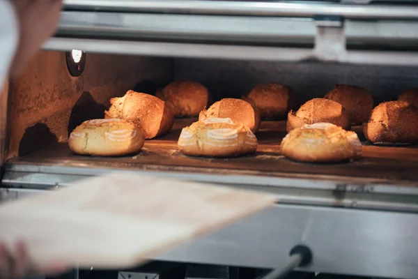 Baker haciendo pan en una panadería. Concepto de panadería . —  Fotos de Stock