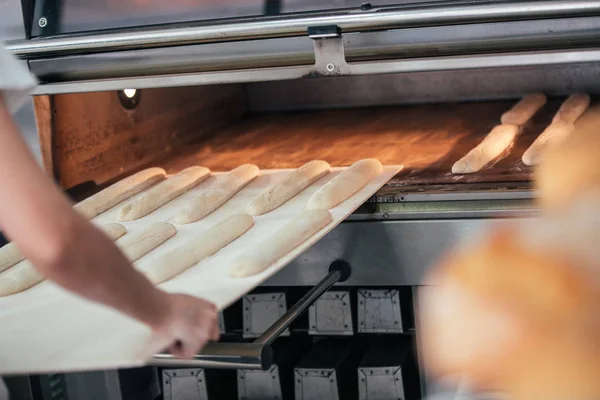 Baker haciendo pan en una panadería. Concepto de panadería . —  Fotos de Stock