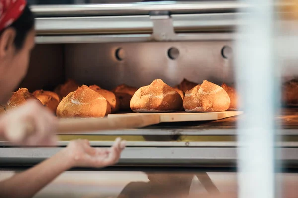 Baker haciendo pan en una panadería. Concepto de panadería . —  Fotos de Stock