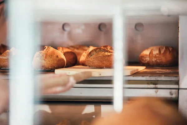 Baker haciendo pan en una panadería. Concepto de panadería . —  Fotos de Stock