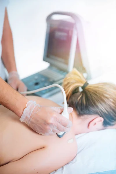 Exame ultra-sonográfico médico do joelho do paciente — Fotografia de Stock