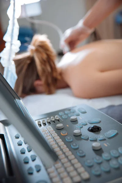 Orvos a beteg térd sonog végző ultrahang vizsgálata — Stock Fotó