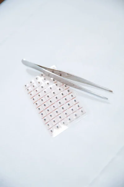Kinesiska nålar för akupunkturbehandling i öron med en forcep — Stockfoto